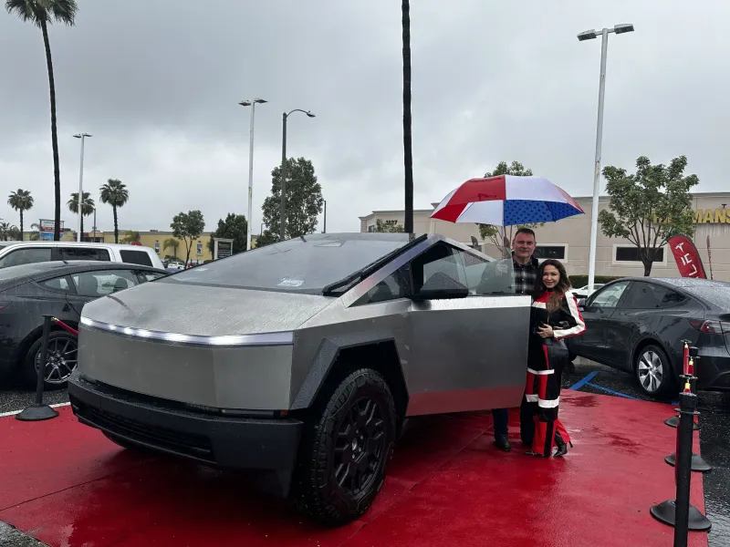 Katja L. Kundenbewertung Tesla Cybertruck Camping